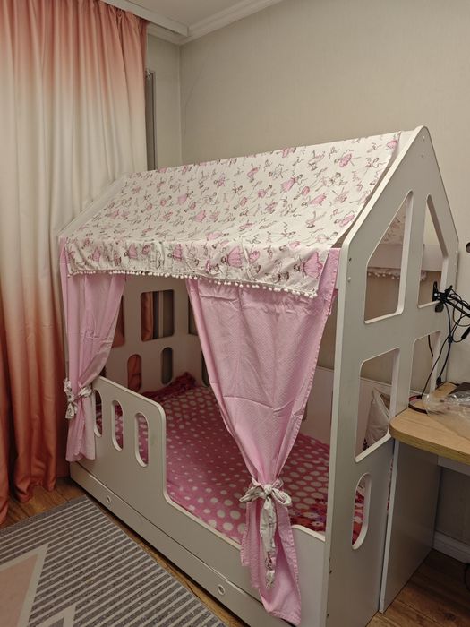 Продам белую детскую кровать-домик с выдвижными ящиками