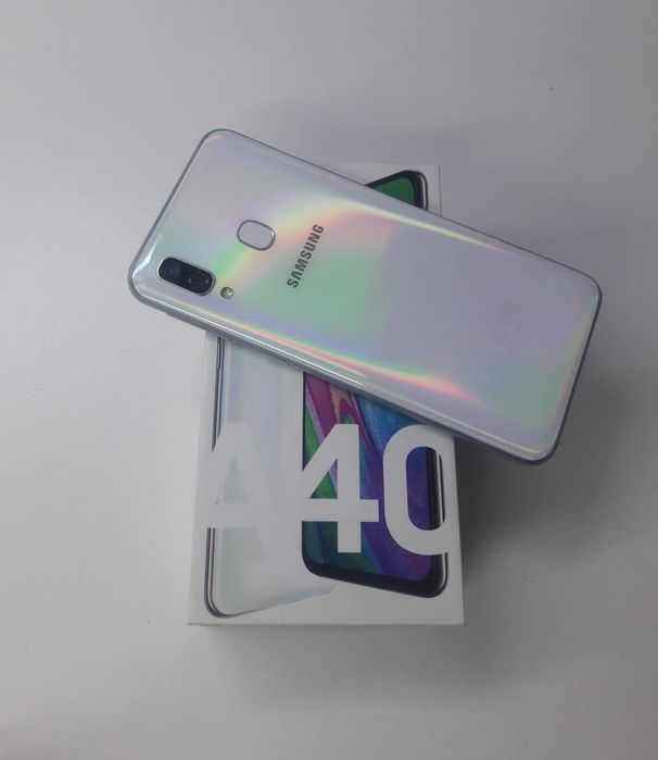 Самсунг А40 64 гб