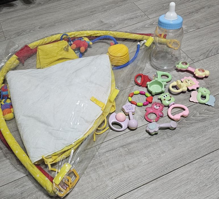 Детский коврик с игрушками