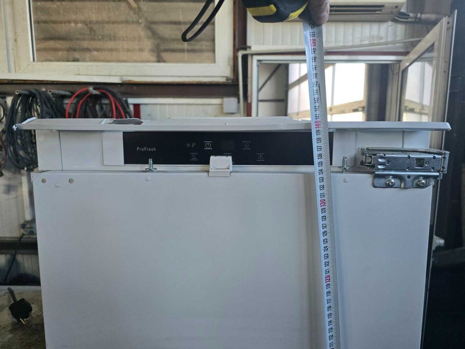 Продавам хладилник с камера за вграждане Bauknecht 140см