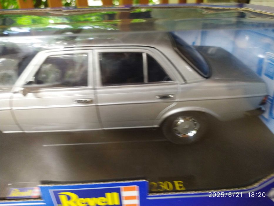 1:18 Метален модел на Mercedes Benz 230 E W123 Revell