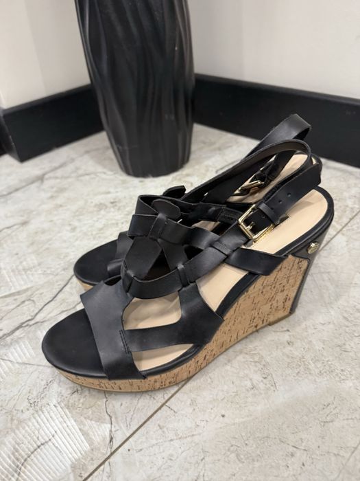 Босоножки Guess