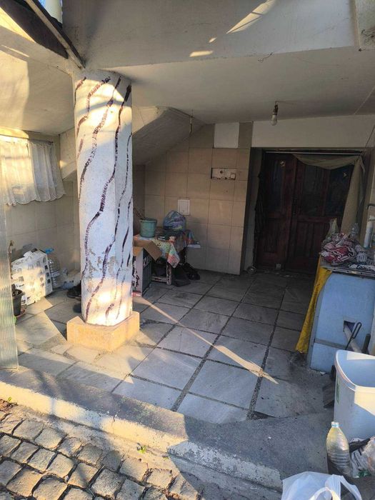 Продавам просторна къща с голям двор - гр. Димово