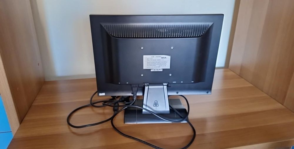 Продавам монитор за компютър KSA 983С