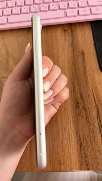 iPhone XR б/у с зарядкой (оригинал)