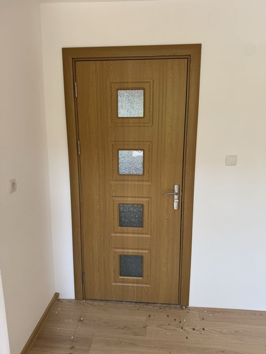 Монтаж на входни и интериорни врати.