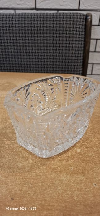 Продаю хрустальные вазочки.