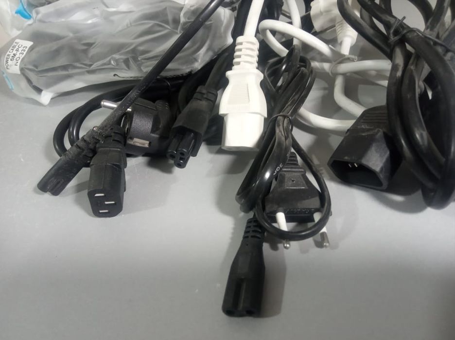 сетевой кабель - шнур - для питания от розетки и блок питания .