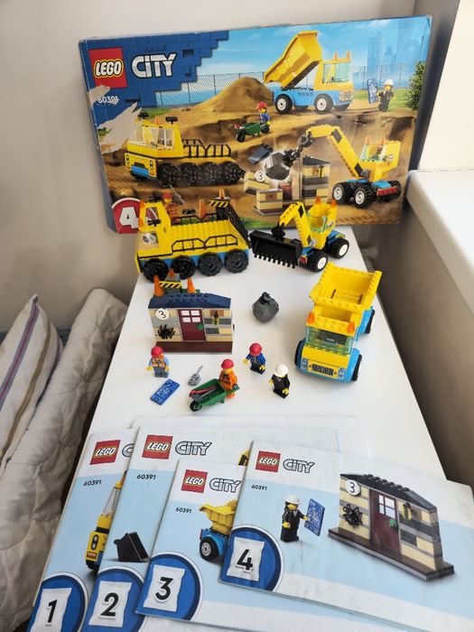 LEGO® City 4+ - Camioane de constructie si macara cu bila pentru demolari 60391, 235 piese
