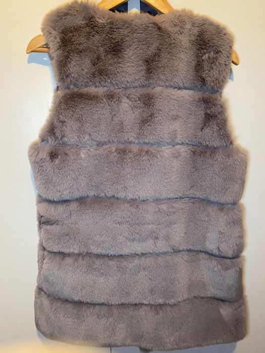 Vesta blana dama gri
