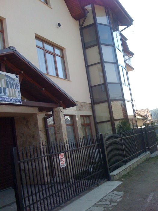 Cladire cu 12 Garsoniere, Apartamente si sala pentru aniversari