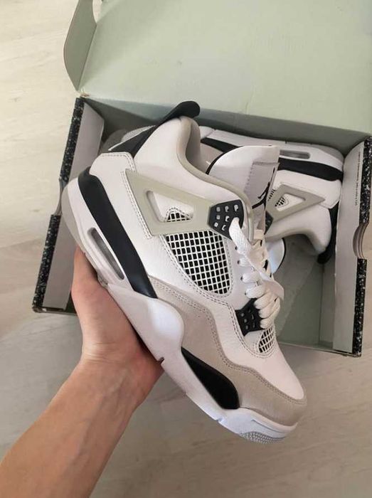 * NOU* Jordan 4 Univeristy Blue