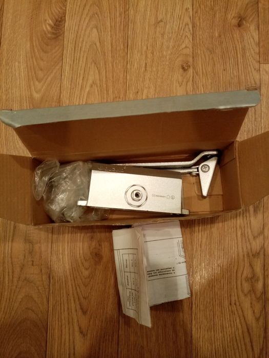 Дверной доводчик