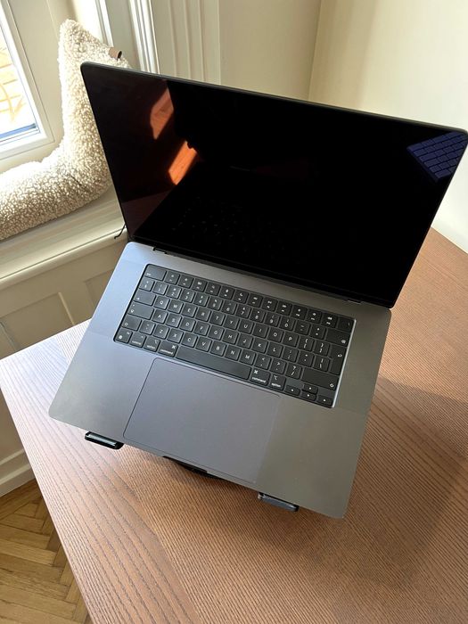 Apple Macbook Pro 16" 2025 M4 Pro 14-Core, 20-Core GPU 48GB RAM 512GB SSD