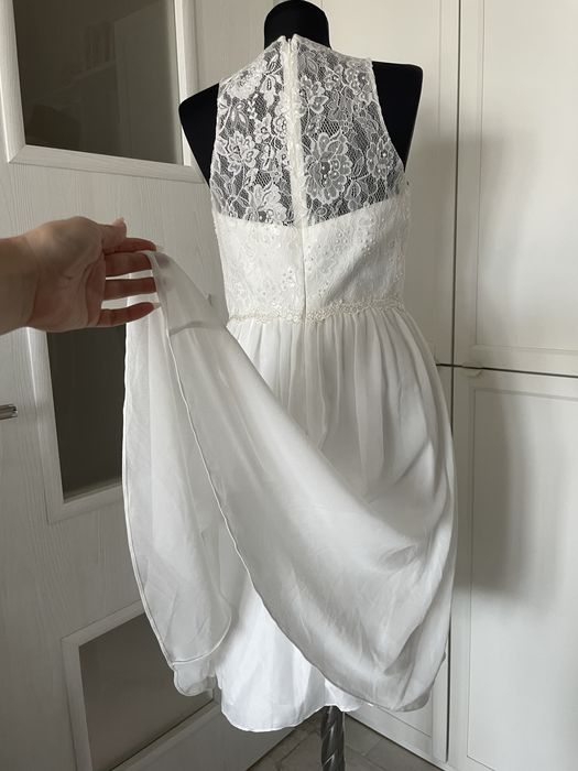 Красива бяла рокля