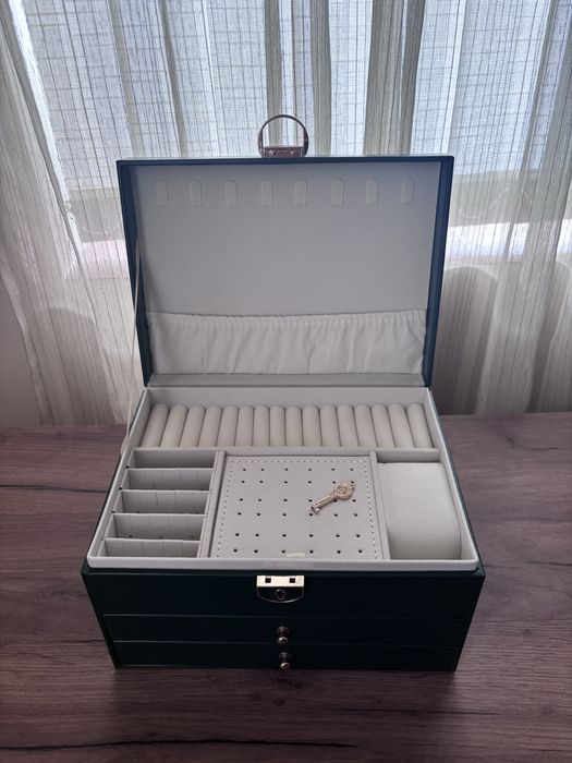 Чисто нова кутия за бижута и аксесоари