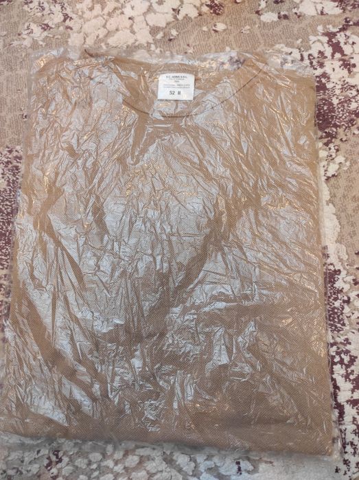Tricou combat cu mânecă scurtă la baza gatului