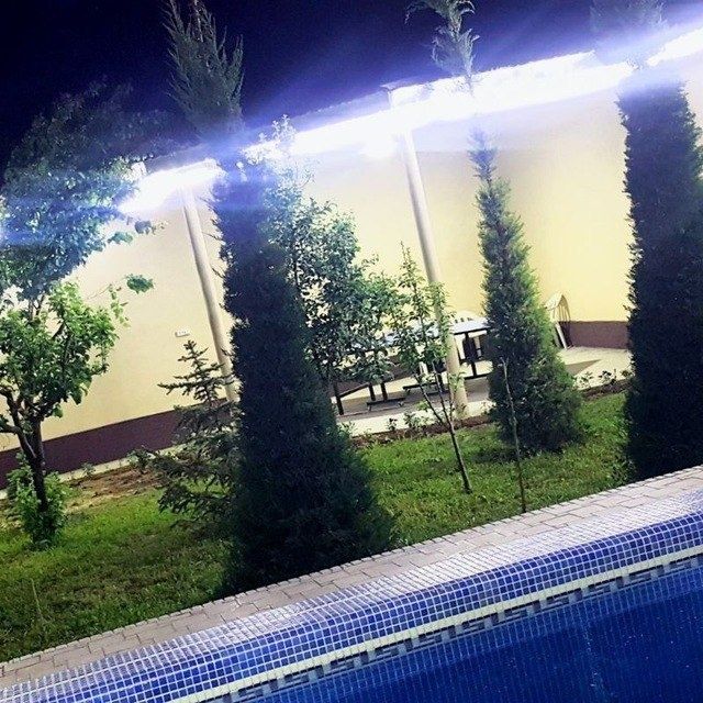 Oq tosh dacha sotiladi