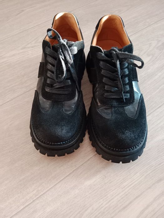 Продаю ботинки женские