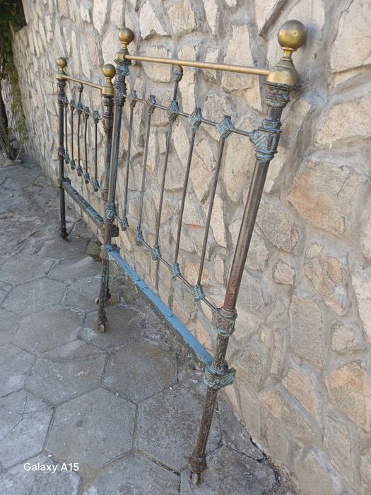 Старинна лотра на легло