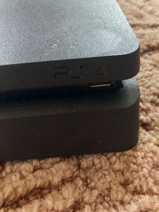 Playstation 4 slim // ps4 //ps4 slim
