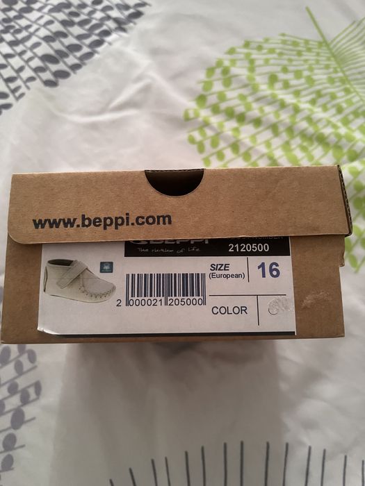 Модерни бебешки обувки /буйки/, изработени от 100% естествена кожа.