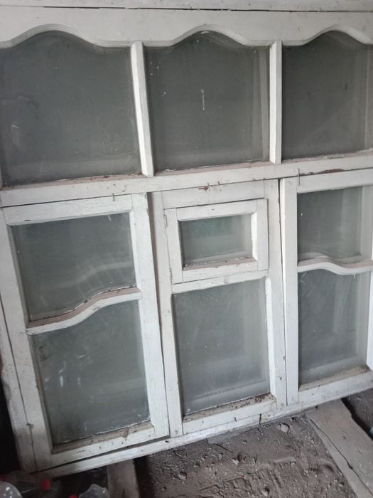 Айна есіктер бар