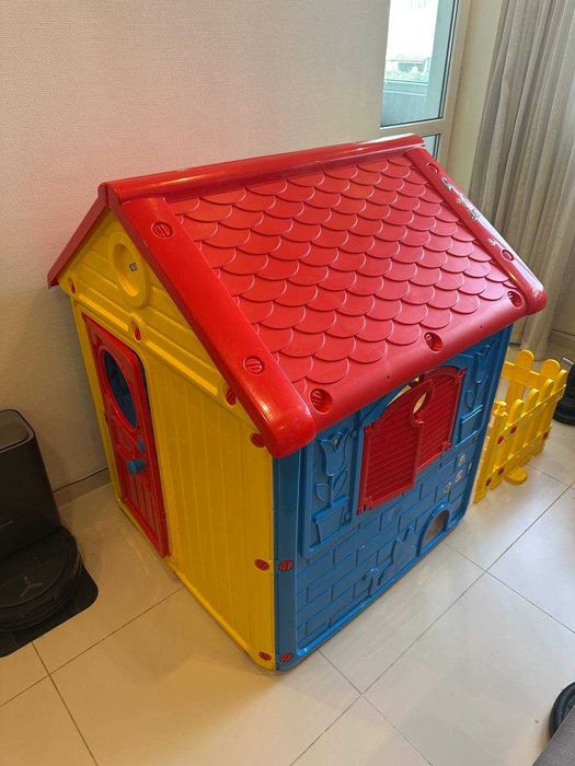 Детска къщичка DOLU My First House с ограда – пълен комплект