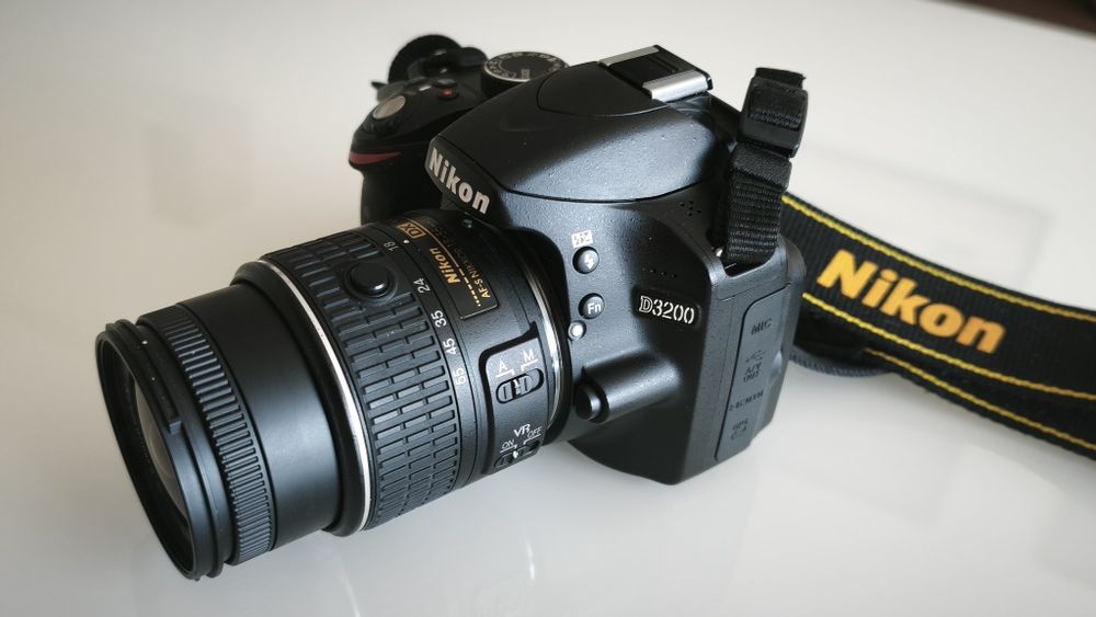 Nikon D3200 с обектив 18-55mm VR II