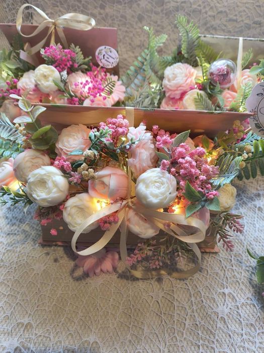Подаръчни кошници и цветя от соев восък