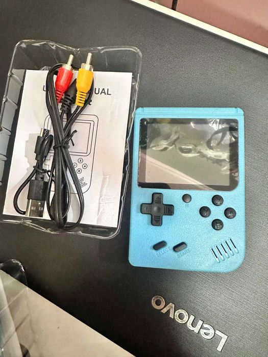 Consola portabila, incluse 500 jocuri retro