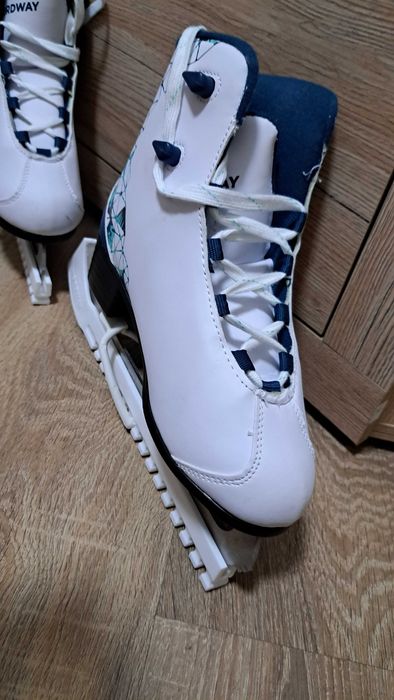 Коньки новые.Наточенные.С сумкой для них.