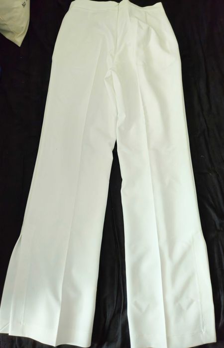 Pantaloni albi Ana Alcazar cu dunga si crapatura intr-o parte