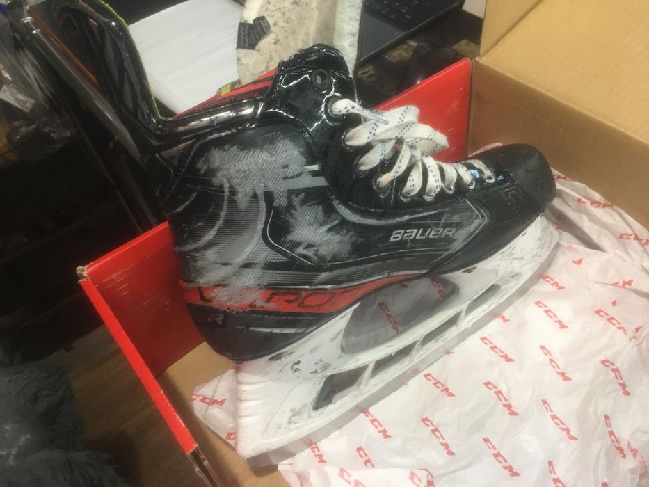 Коньки хоккейные.