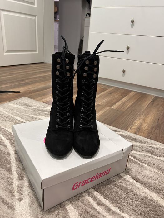 Черни велурени боти на ток