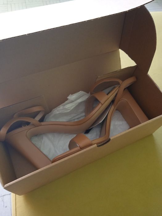 Стилни дамски обувки с ток