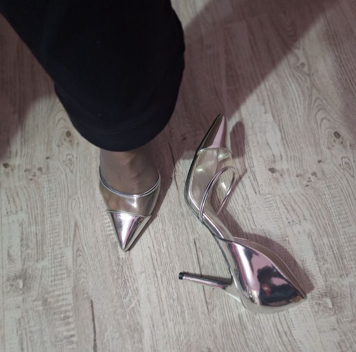 Pantofi cu toc marimea 38  60 lei sau 2 la 100