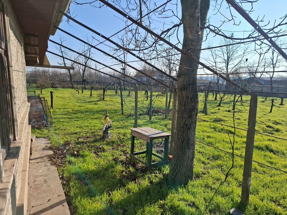 Vând casa la tara