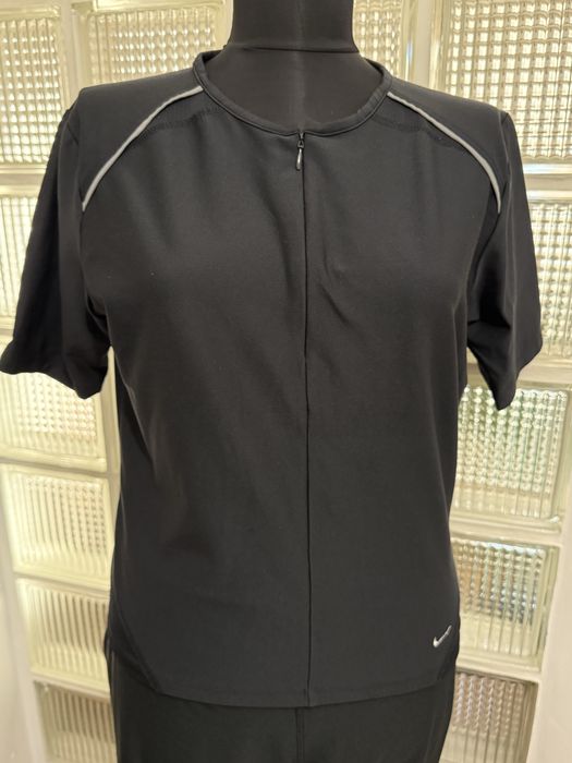 Set pantaloni si tricou Nike