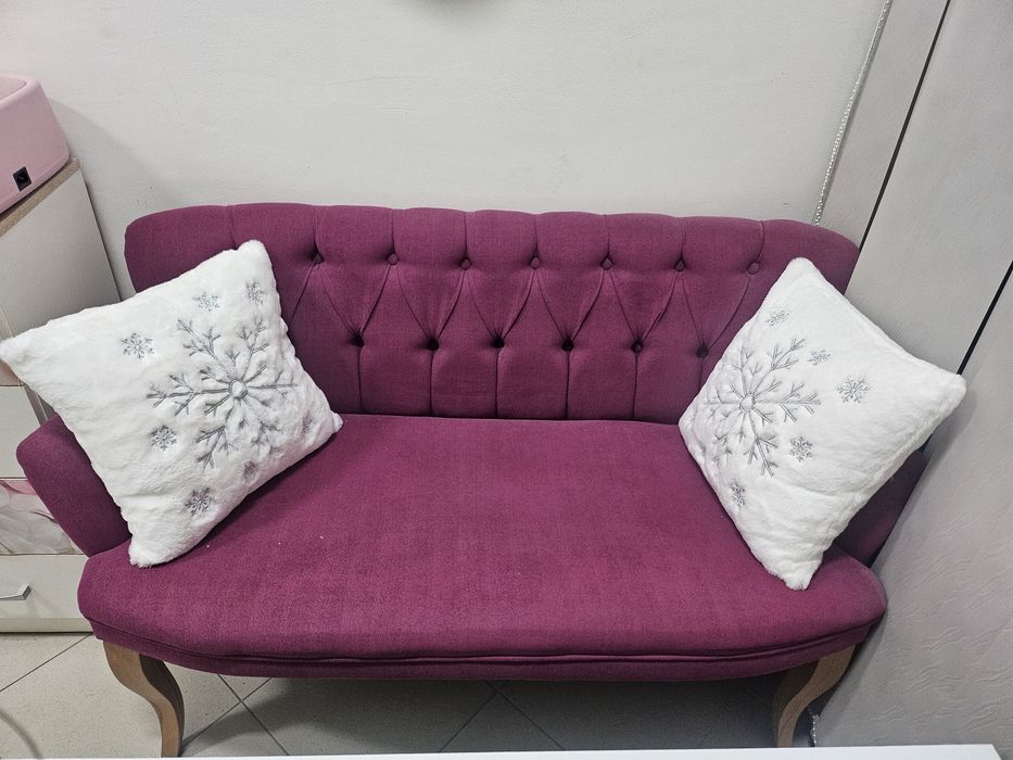 Диван двуместен с две възглавнички