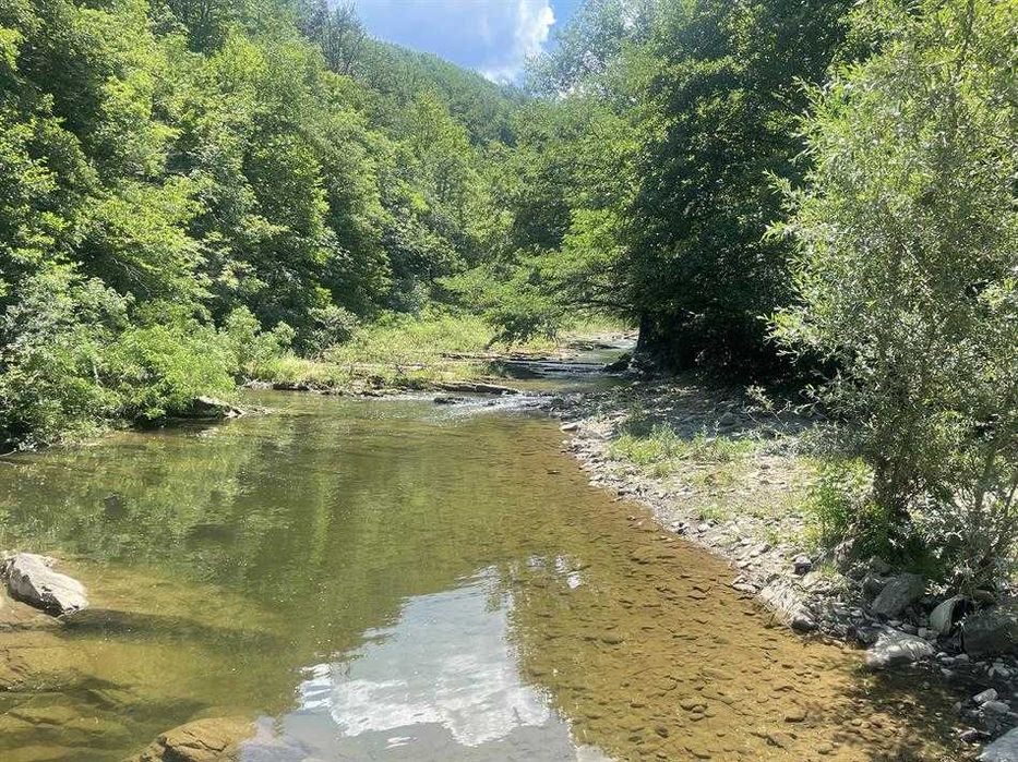 Продава се къща - с.Карамичевци