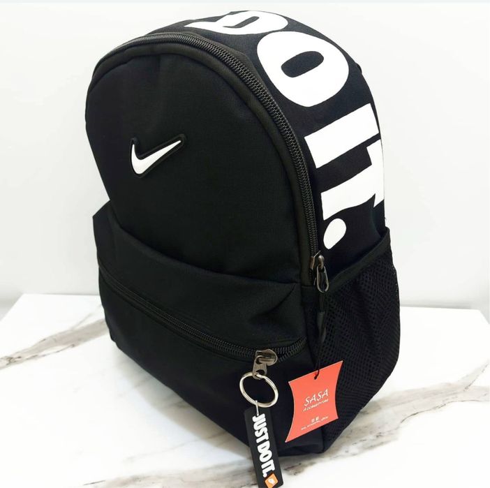 Нова раница Nike