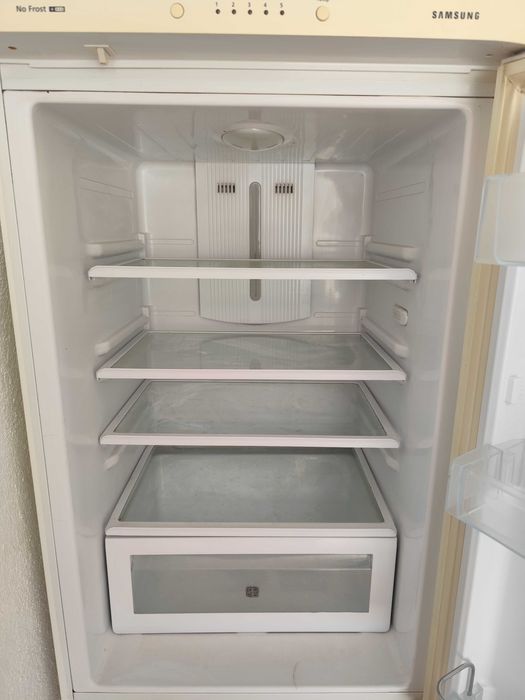 Хладилник с фризер Samsung