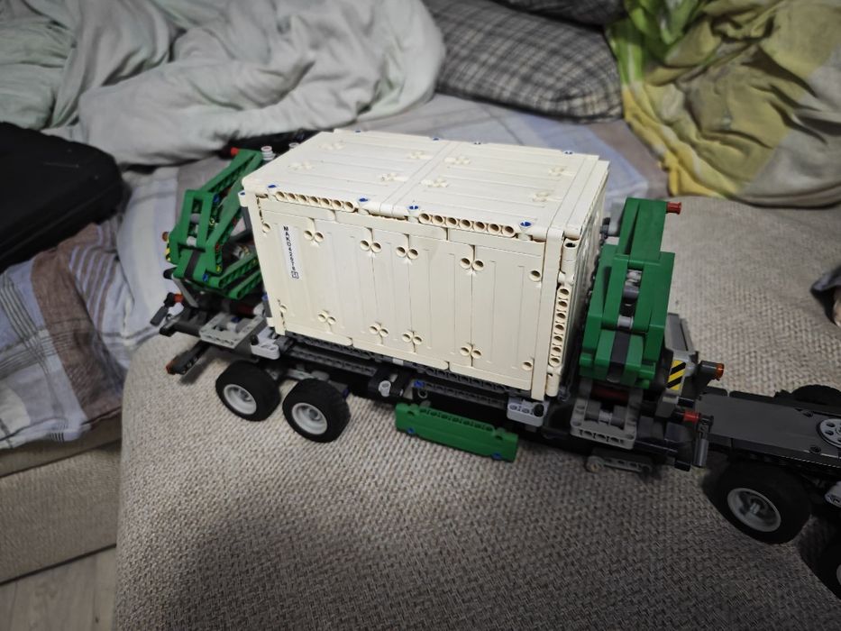 Продам машину Лего