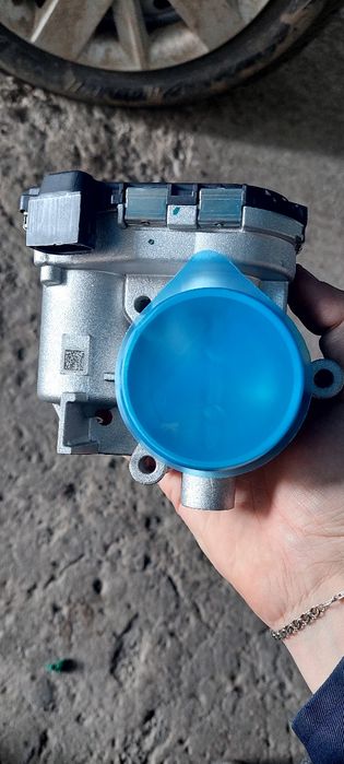 Продам дросельную заслонку 21127