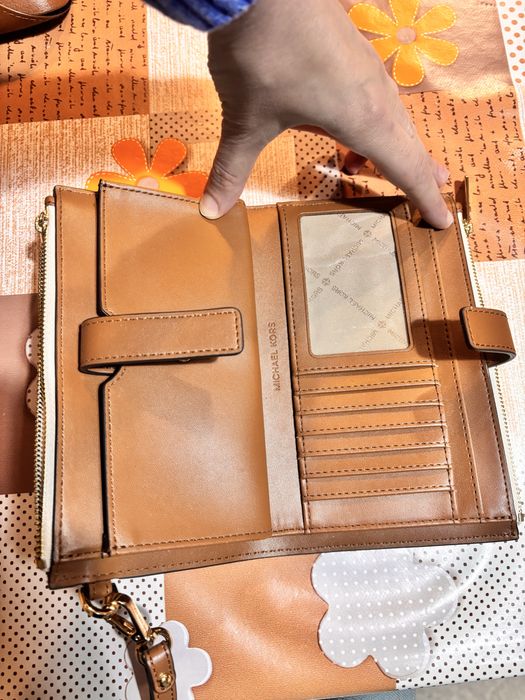 Красив и практичен портфейл Michael Kors
