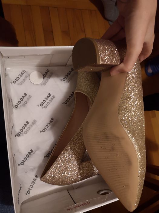 Vand pantofi aurii cu sclipici