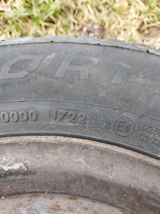 Четири броя зимни гуми с метални джанти и тасове за volkswagen audi