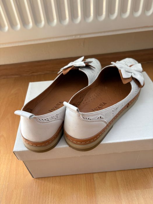 Бели обувки от естествена кожа