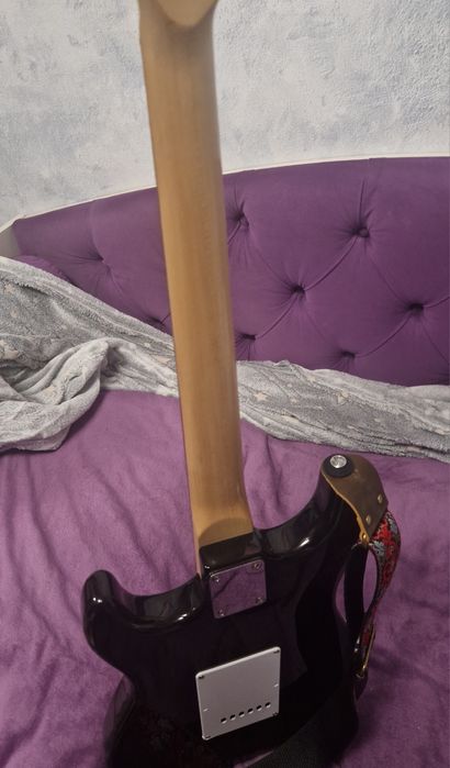 Продам электрогитару Homage с комбоусилителем